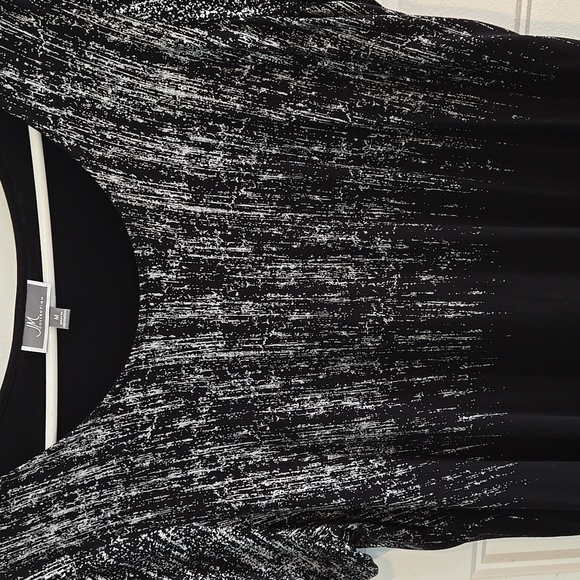 JM Collection Tops - Silver Black Short Sleeve JM Collection SZ medium Rayon Spandex Runs Big